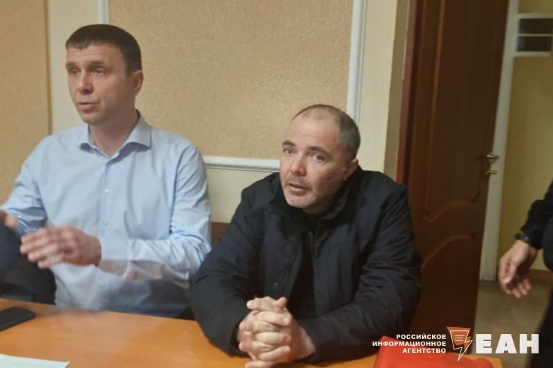 Оренбургские следователи передали дело экс-министра Самбурского в суд для рассмотрения по существу. Александр Самбурский обвиняется во взятках в особо крупном размере - в деле чиновника четыре эпизода. Кроме этого, прокуратура подала к Самбурскому и его семье гражданский иск на миллионы рублей.   Александр Самбурский - екатеринбуржец, госкарьеру начал на Среднем Урале. В Оренбургскую область переехал за Денисом Паслером в 2019 году.   Самбурский был уволен с поста главы Минприроды 1 июля 2024 года, 4 августа его арестовали. До конца января 2025 года находился в СИЗО, затем был отпущен под домашний арест, позже меру пресечения изменили на запрет определенных действий.