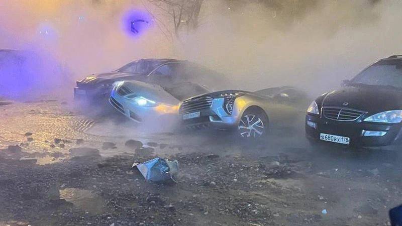 Более 40 домов остались без отопления из за прорыва в Кировском районе К 18 часам обещают устранить коммунальную аварию на улице Маршала Казакова из за которой жители 42 домов с вечера сидят без горячей воды и тепла В больнице пострадавший прохожий которого окатил фонтан кипятка Напомним прорыв произошёл возле дома 12 2 на трубе диаметром 800 мм Технологический дефект возник на трубопроводе 1993 года который планировалось реконструировать в 2026 м TodaySPb Новости GradSPb Места СПб