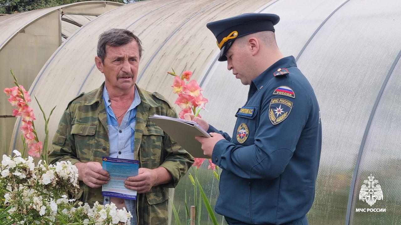 ‍ Инспекторы госпожнадзора МЧС России посетили с профилактикой садoвые товарищества областного центра   Сотрудники Главного управления МЧС России по Костромской области совместно со специалистами управления территориальной безопасности Администрации г. Костромы проводят еженедельные осмотры коллективных садоводческих товариществ, расположенных на территории областного центра.    Сегодня комиссия посетили территорию садовых товариществ «Северный», «Бурильщик» и «Мебельщик».    Садовые массивы существует уже десятки лет, многие строения очень старые, поэтому любая неосторожность с огнем может привести к пожару. Во избежание таких ситуаций сотрудники чрезвычайного ведомства рассказали дачникам о мерах и правилах пожарной безопасности, которые необходимо строго соблюдать, напомнили минимально допустимые расстояния при сжигании мусора или сухой растительности, а также при приготовлении пищи на открытом огне.      MAX