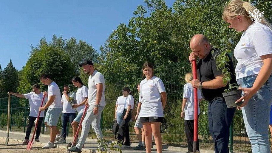 В Алешкинском округе в День памяти погибших детей высажен цветник  «Участники акции зажгли свечи в память о детях, погибших в Донбассе. Ведущие также рассказали собравшимся о значении этого дня и прочитали стихотворения на тему мира и детства», — говорится в сообщении Администрации Херсонской области.    В завершение мероприятия возле Тарасовской школы высадили аллею цветущих кустарников как символ памяти и надежды.  «Наш район находится в прифронтовой зоне, и у нас, к сожалению, тоже есть потери. Украинский террористический режим систематично наносит удары всевозможные: дроновые атаки, артиллерийские и ракетные удары. И, к сожалению, при этих ударах гибнут и дети», — отметил глава округа Руслан Хоменко.     , VK и ОК и читайте новости на нашем сайте