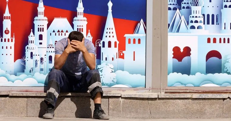 В Москве введут приложение для отслеживания мигрантов В Москве с 1 сентября начнет действовать программа для эмигрантов Через QR код полицейский может узнать все данные о человеке Если красным горит нарушение полицейский должен его задержать Если зеленым вопросов нет