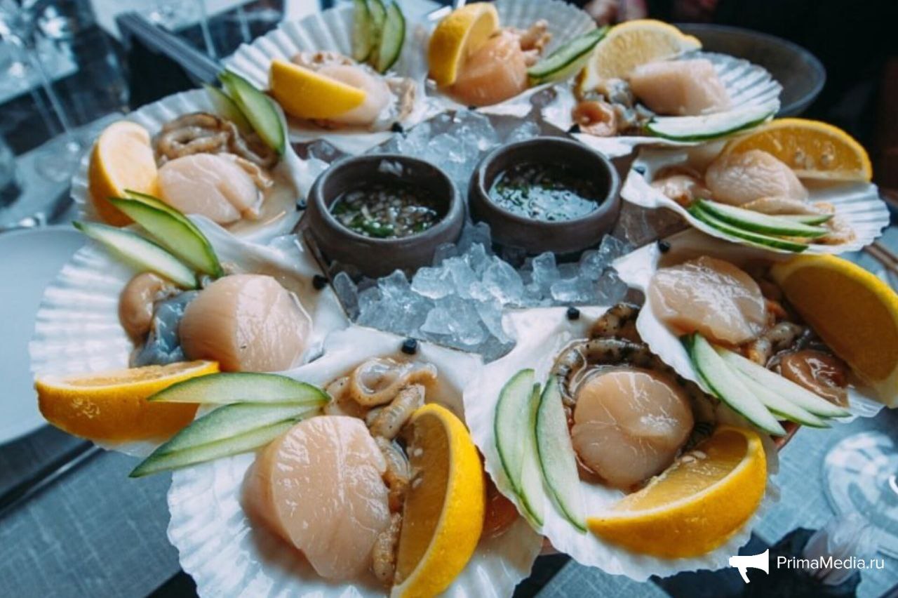 Морепродукты в Амурском заливе могут быть ядовитыми — приморские учёные Уже в течение месяца в акватории фиксируется массовое размножение токсичных микроводорослей Dinophysis и Prorocentrum. Они выделяют токсины, которые накапливаются в морских организмах и передаются по пищевой цепи. Особенно опасны моллюски-фильтраторы — устрицы, мидии и гребешки. Также токсины могут скапливаться в тканях крабов, креветок, рыбы и других морских обитателей. Употребление заражённых продуктов может вызвать серьёзное пищевое отравление. Симптомы включают тошноту, рвоту, озноб, боли в животе, а также — в отдельных случаях — головную боль и повышение температуры тела. Инкубационный период составляет от 30 минут до 12 часов после приёма в пищу, а симптомы могут сохраняться до трёх суток. Учёные подчёркивают, что токсины могут сохраняться в тканях морепродуктов до нескольких недель даже после исчезновения микроводорослей из воды. При этом никакие способы обработки — заморозка, термическая обработка, консервирование, лимонный сок или спирт — не помогают устранить яд. PrimaMedia Прислать новость