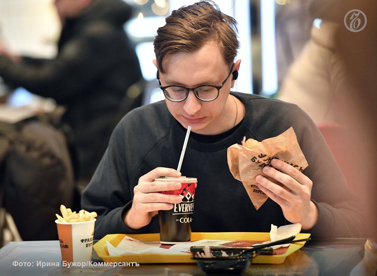 В декабре число чеков в ресторанах и барах по всей России за год сократилось на 5 в Москве на 9 стало известно Ъ Средний чек вырос на 13 до 3 1 тыс и 4 5 тыс руб соответственно Эксперты связывают это с отсутствием у людей новогоднего настроения и общей тенденцией к осознанным тратам и экономии В то же время популярность фастфуда выросла количество чеков в точках быстрого питания увеличилось на 8 по России и на 6 в Москве а средний чек составил около 550 600 руб Экономить стал и бизнес спрос на новогодние корпоративы упал примерно на 30 компании чаще предпочитают дарить сотрудникам подарки или организовывать небольшие дневные встречи Операторы общепита надеются компенсировать потери в январе Ъузнал