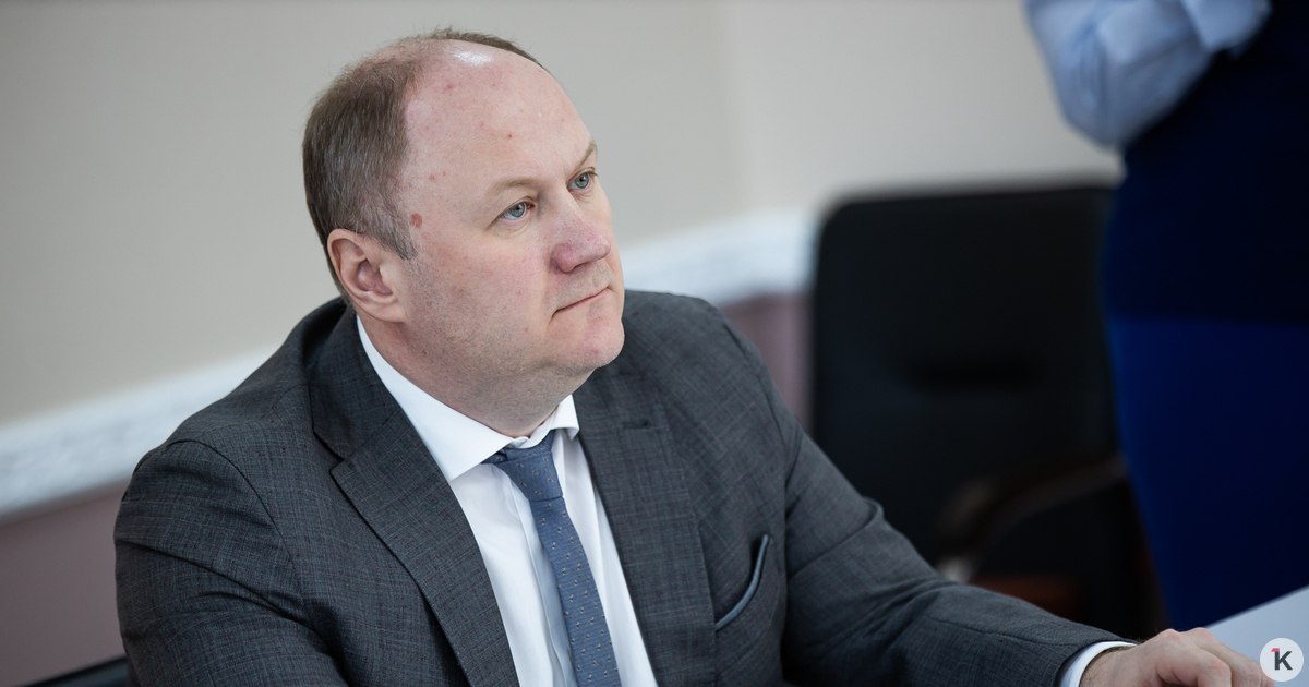 Глава калининградского филиала Почты России Сергей Аронов обвиняется в рамках уголовного дела Заседание состоялось в четверг 21 августа Мера пресечения в виде домашнего ареста избрана в рамках УПК РФ Статья 29 Полномочия суда и УПК РФ Статья 107 Домашний арест В чём обвиняют главу филиала Почты России пока не известно На должности Аронов отработал свыше 8 5 лет Меньше месяца назад ему вручил партбилет Единой России спикер заксобрания Андрей Кропоткин