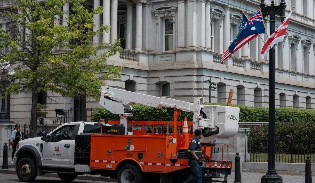В США перед встречей Карла III случайно вывесили флаги Австралии информирует СВС Всего по маршруту следования британского короля были установлены более 230 флагов Из них не менее 15 в результате чьей то ошибки оказались австралийскими Позже их заменили на флаги Великобритании Мы в МАХ
