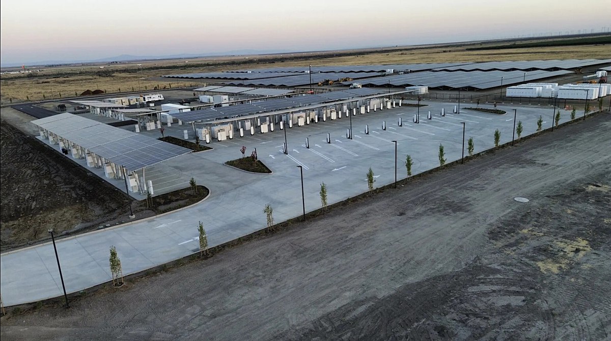 Tesla построила в Калифорнии Oasis Supercharger — это автономная зарядная станция, оснащённая солнечными батареями. Благодаря этому ей не нужно внешнее электроснабжение. Пока она работает наполовину, но к концу 2025 года её запустят целиком vc.ru/transport/2080112