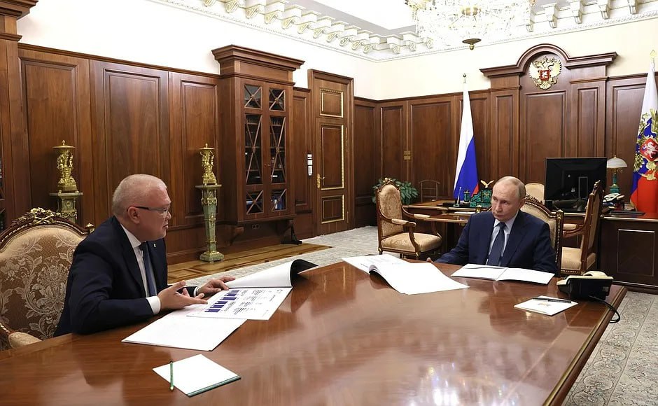 Президент Владимир Путин объявил благодарность губернатору Александру Соколову. Президентское распоряжение «О поощрении» официально опубликовано вчера вечером, сообщает Personal Opinion.   Как гласит формулировка, благодарность объявлена «За заслуги в социально-экономическом развитии Кировской области».  Прислать новость:      Подпишись на «Источник»