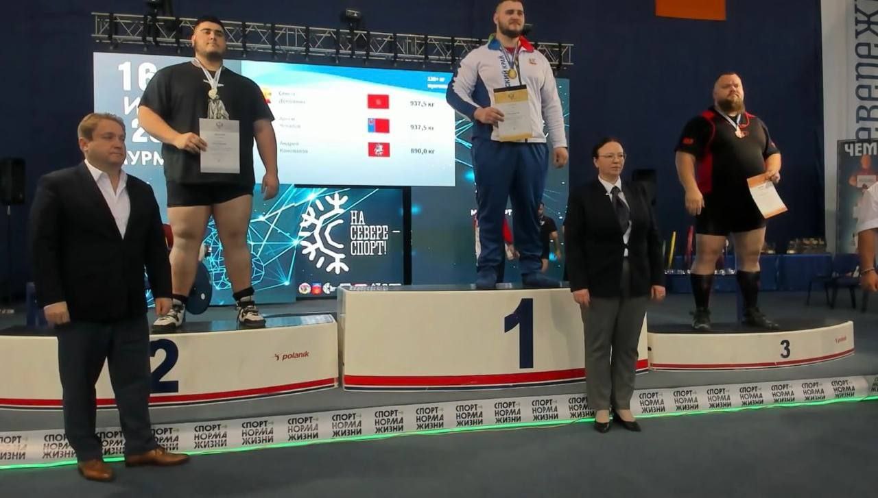 Кузбасские спортсмены установили семь рекордов страны на чемпионате России по пауэрлифтингу. Дмитрий Инзаркин показал 306 кг в приседаниях, 360 кг в становой тяге, в сумме троеборья — 866 кг и 876 кг. Артем Чекалов завоевал «серебро», установив рекорды России: в приседаниях — 360 кг, в сумме троеборья — 925 кг и 937,5 кг. Валентина Апретова завоевала «бронзу», набрав в сумме 457,5 кг. Вести-Кузбасс