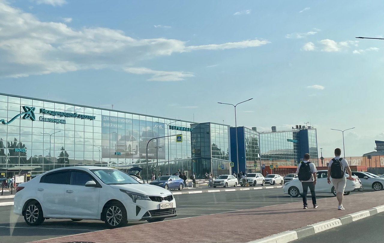 В аэропорту "Сталинград" с 1 июля дорожает парковка  Завтра для волгоградцев много что поменяется, и это заметно ударит по карману. Сегодня стало известно, что с 1 июля 2025 года дорожает не только коммуналка. Новые тарифы установили и в волгоградском аэропорту: подорожают услуги парковки. По-прежнему автолюбители смогут высаживать пассажиров бесплатно в течение 15 минут, с 16-й минуты уже придется оплачивать стоимость каждого часа. Теперь с 250 рублей в час  она взлетела до 300.   Каждый повторный въезд в течение часа тоже будут стоить 300 рублей. А если вы улетаете на пару дней в командировку и хотите, чтобы ваша машина ждала вас в аэропорту, за первые сутки долгосрочной стоянки придется отдать 700 рублей. Двое суток обойдутся в 1300, трое суток – 1800. За потерю парковочной карты или нарушения правил на парковке придется заплатить 1000 рублей.