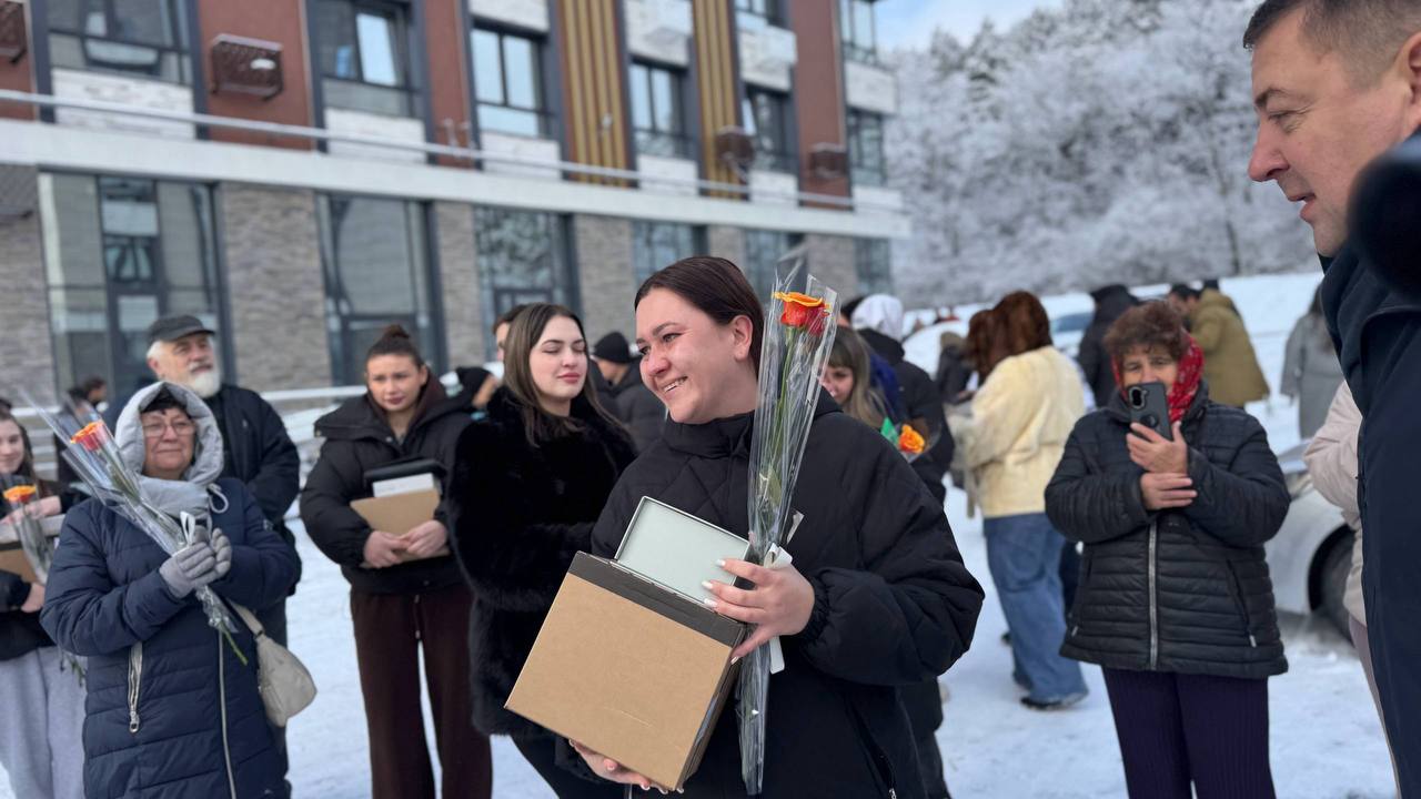 17 детей сирот получили квартиры в Кисловодске Все квартиры полностью готовы к проживанию выполнен ремонт установлены кухня и современная сантехника Обеспечение жилплощадью часть масштабной программы поддержки молодых людей оставшихся без родителей Только в нынешнем году жилье получили уже 136 воспитанников детских домов В следующем году планируется выдача сертификатов еще 106 молодым людям Особое внимание уделяется детям сиротам принимавшим участие в специальной военной операции Им предоставлены специальные условия и поддержка государства за прошедший период переданы 100 квартир включая сегодняшние семь семей военнослужащих Подпишись это Кавказ Сегодня