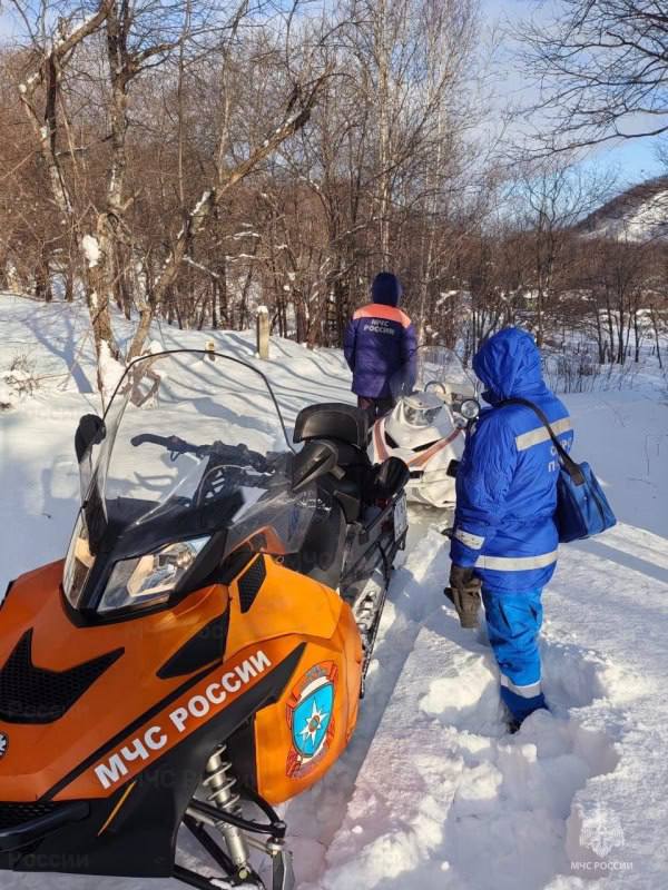 Сахалинские спасатели на снегоходах помогли доставить мужчину к медикам.   На пульт оперативного дежурного поисково-спасательного отряда поступило сообщение, что из садового некоммерческого товарищества «Автомобилист» в Анивском районе необходимо эвакуировать больного для получения медицинской помощи.  Спасатели поисково-спасательного отряда имени В. А. Полякова выехали на место. В состав группы вошли пять человек и четыре единицы техники, включая два снегохода.  Из-за прошедшего циклона путь в садовое товарищество оказался затруднительным. Но на снегоходах спасатели смогли быстро доставить мужчину до автомобиля скорой медицинской помощи.