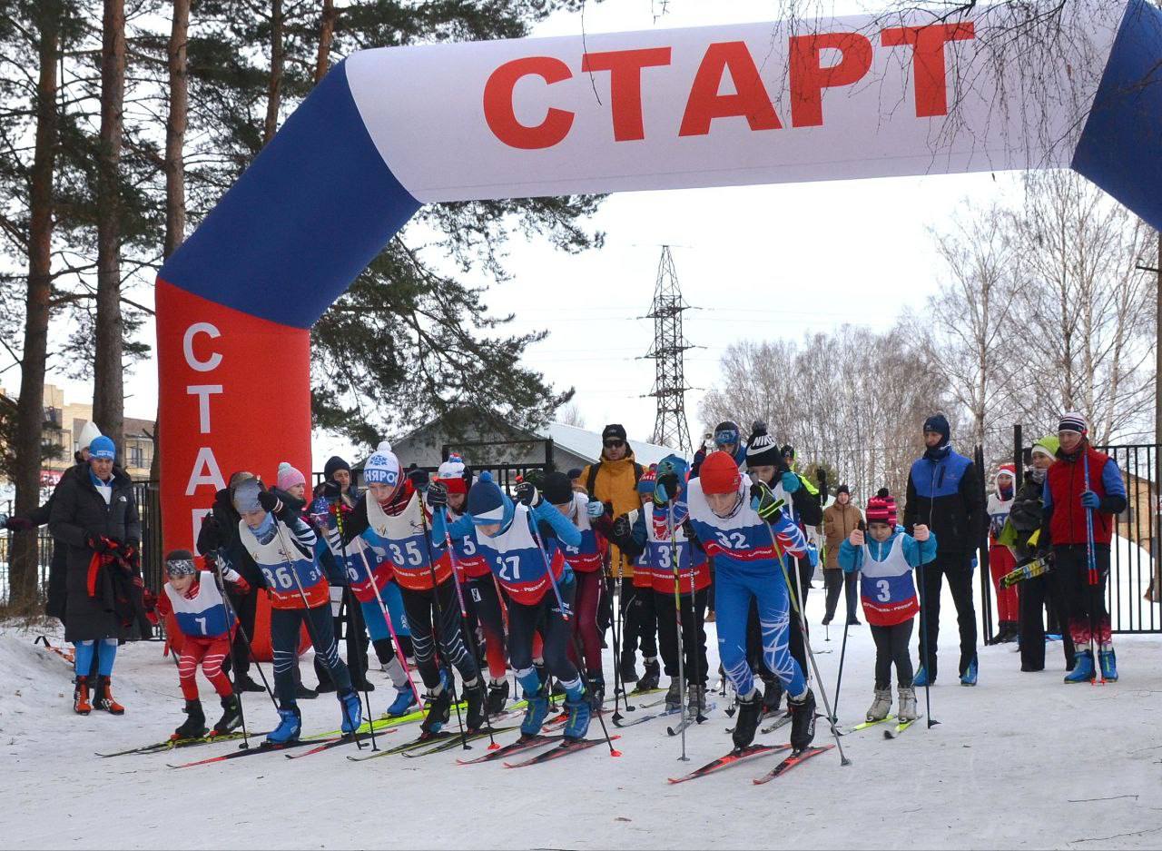 Новогодняя лыжная гонка прошла в Ярославле  Сегодня в Заволжском районе Ярославля состоялись соревнования «Новогодняя лыжная гонка».    Участники соревновались в свободном стиле и разделены на различные возрастные категории. Дистанции варьировались от 1 до 3 километров для девушек и до 5 километров для мужчин. Лучшие спортсмены по итогам гонки награждены грамотами и медалями управления по физической культуре и спорту мэрии Ярославля.  Напомним, в период новогодних каникул для жителей Ярославля открыты лыжные трассы и катки в каждом районе города.  #мэрия_ярославль  #спорт_ярославль