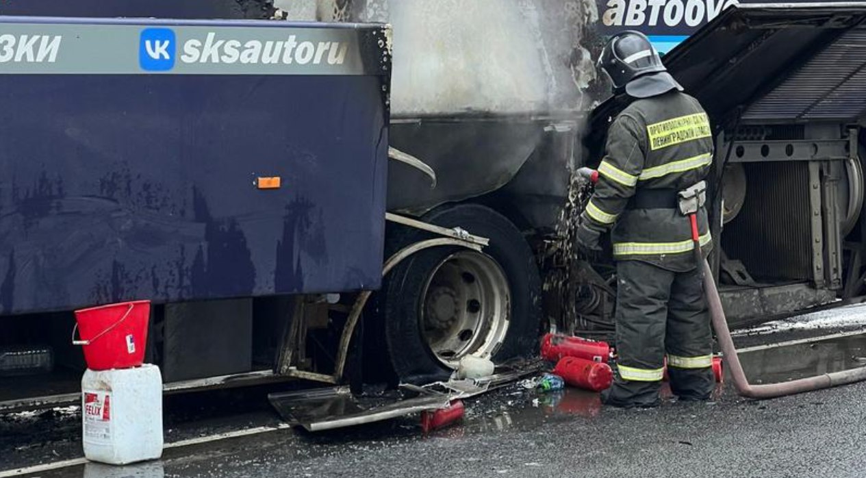 В Ленобласти загорелся туристический автобус В салоне находились 30 человек, включая 2 детей. Больше интересного в приложении "Колпино Сити" AppStore: GooglePlay: