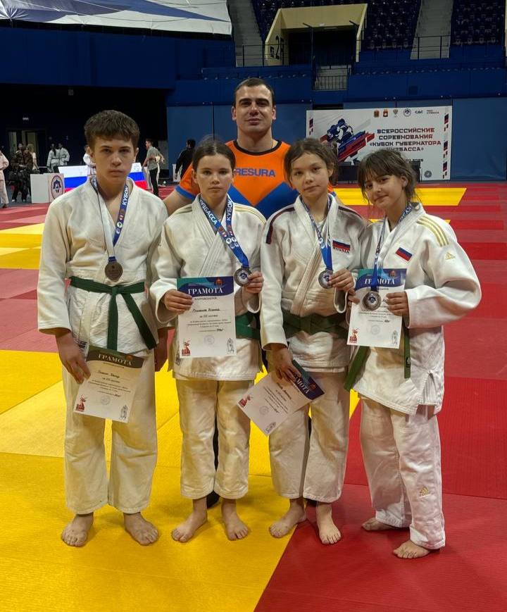 Забайкальские дзюдоисты показали свое мастерство в Кемерово В городе Кемерово с 7 по 8 ноября прошел Всероссийский турнир Кубок губернатора Кузбасса который собрал сильнейших спортсменов со всей страны Забайкальская команда представляющая Дальний Восток продемонстрировала отличные результаты и высокую спортивную готовность Особенно отличились наши спортсмены Демид Тишкин завоевал бронзовую медаль в весовой категории 66 килограмм Ксения Пляскина также заняла третье место выступив в весовой категории 44 килограмма Лиана Парфирьева уверенно завершила соревнования на третьем месте в весовой категории 48 килограмм Анастасия Лысова показала отличный результат став третьей в весовой категории 52 килограмма Мы гордимся тем что забайкальцы стали единственной командой представляющей Дальний Восток на турнире такого высокого уровня Забайкальская команда проявила стойкость и мастерство и мы уверены что впереди их ждут новые победы и достижения Читайте нас minsportzk