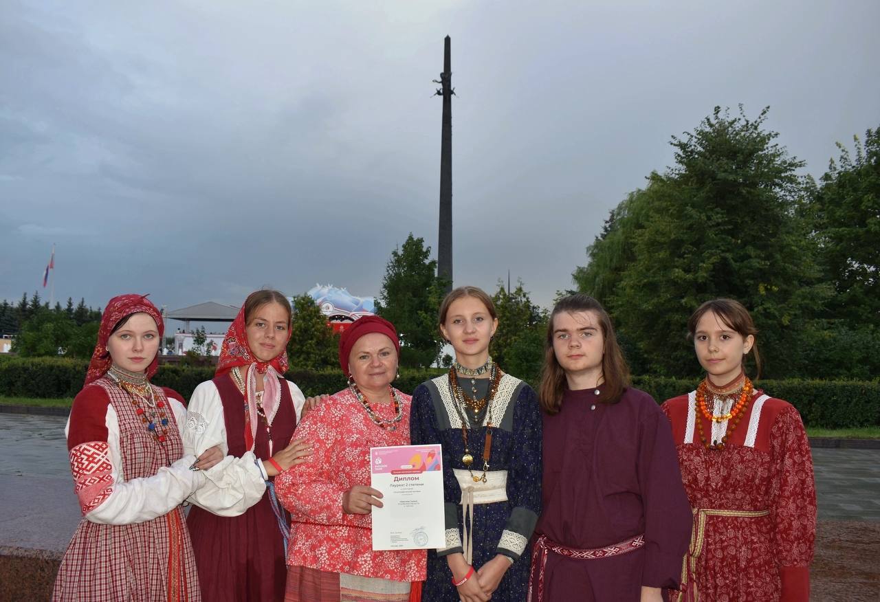 Коллекция одежды в этно-стиле от псковских дизайнеров стала лауреатом фестиваля «Русское поле» в Москве Этнографическая коллекция одежды от творческой мастерской «Купава» Нееловского РДК стала лауреатом II степени на широкомасштабном конкурсе в Москве. Об этом сообщает министерство культуры Псковской области. XIV Межрегиональный творческий фестиваль славянской культуры «Русское поле» прошел 9 августа в Парке Победы на Поклонной горе и собрал рекордное количество участников. «Чтобы попасть на главную сцену фестиваля, псковичам необходимо было опередить более 620 конкурсантов из 69 регионов России, а также из Узбекистана и Сербии – всего 4 976 человек», — рассказали в региональном министерстве культуры. В итоге мастерская «Купава» под руководством Галины Никитиной не только была приглашена в Москву, но и смогла достойно представить Псковскую область, заняв почетное второе место в номинации «Этнографический костюм». Фото: министерство культуры Псковской области.