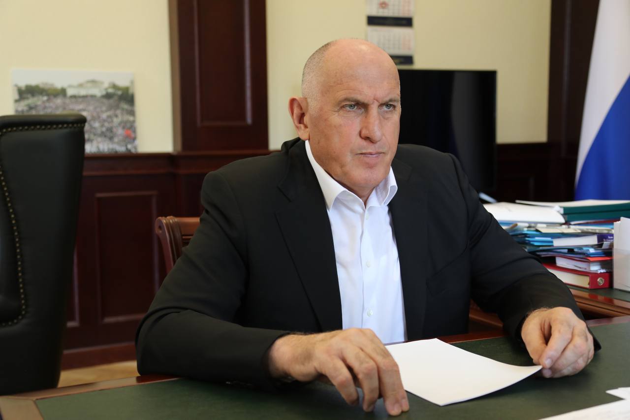 Эксперты представят свои предложения по ключевым вопросам развития Дагестана  Премьер-министр Дагестана Абдулмуслим Абдулмуслимов сегодня провёл рабочую встречу с председателем Экспертного совета при Правительстве республики Абдулхаликом Гиндиевым.  В рамках встречи Абдулхалик Гиндиев представил свои предложения по ряду ключевых вопросов социально-экономического развития Дагестана.   Также обсуждены вопросы подготовки повестки предстоящего заседания Совета, где с участием экспертного сообщества и представителей органов исполнительной власти планируется рассмотрение наиболее значимых тем для региона.    Напомним, Экспертный совет является совещательным органом, образованным в целях обеспечения взаимодействия Правительства РД с экспертным сообществом по вопросам стратегического развития региона, стимулирования инвестиционной деятельности и подготовки по ним предложений. В состав совета включены два десятка человек, осуществляющих деятельность в экономической, банковской, научной, промышленной, коммерческой и иных сферах.   Это руководители крупных предприятий, представители бизнес-сообщества, ученые ДНЦ РАН, ректоры нескольких вузов, депутаты и др.