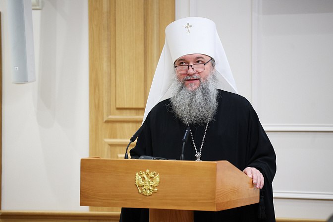 В РПЦ предложили идею нового штрафа Председатель Синодального отдела религиозного образования и катехизации РПЦ митрополит Екатеринбургский и Верхотурский Евгений Кульберг выступая в Совете Федерации предложил для повышения статуса учителя в том числе штрафовать родителей чьи дети позволяют себе мат или агрессию в отношении педагога По мнению иерарха можно констатировать следующие явления В сознании многих родителей произошла чудовищная подмена понятий школа для них не храм науки и воспитания а супермаркет где они заказали образовательную услугу В то же время и на общественном уровне статус учителя далек от того которым он должен обладать Низкий уровень заработной платы чрезмерная бюрократическая нагрузка постоянные проверки отсутствие реальной защиты со стороны государства все это подрывает престиж профессии В таких условиях необходимо чтобы помимо кодекса профессиональной этики учителя равным образом существовал и строго соблюдался кодекс этики учеников и их родителей Матерная брань или агрессия со стороны ученика в сторону учителя должна повлечь крупный денежный штраф со стороны родителей и вся сумма направлена оскорбленному учителю