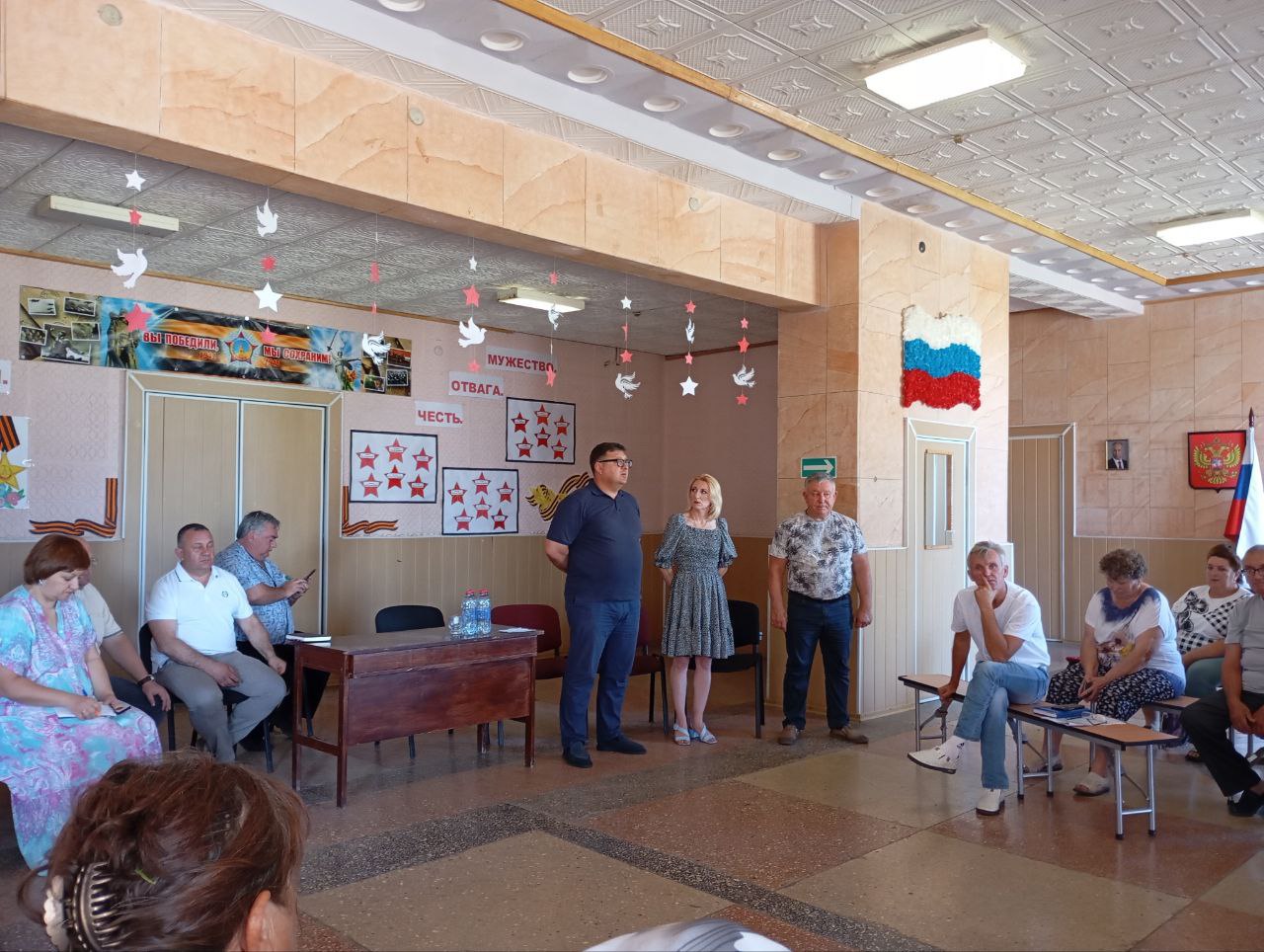 Совместно с депутатами Новоазовского муниципального совета, главным редактором газеты "Родное Приазовье" Мариной Эккерт и начальником местного территориального отдела Татьяной Скороход при участии представителей силовых структур округа, провели встречу с жителями Приморского теротдела.  Встреча прошла эффективно. Жителей интересовали следующие вопросы: • о водоснабжении населённых пунктов; • ремонт дорожного покрытия в населенном пункте; • восстановление уличного освещения; • установка детской и спортивной площадок; • об уборке территории кладбища  силами ГП Ритуал. • о возобновлении автобусного рейса в Мариуполь. • о принятии мер к несовершеннолетним питбайкерам; • об агротехнической обработке огородов; • о работе с бродячими животными, вакцинация домашних животных. • о работе с семьями погибших в СВО и др.  Внимательно выслушали все вопросы и замечания населения. Мы понимаем необходимость оперативного решения всех проблем и задач.  Постарались каждому жителю ответить по сути, разъяснить и оказать содействие в решении их вопросов. Темы, требующие дополнительного рассмотрения, взяты на личный контроль.