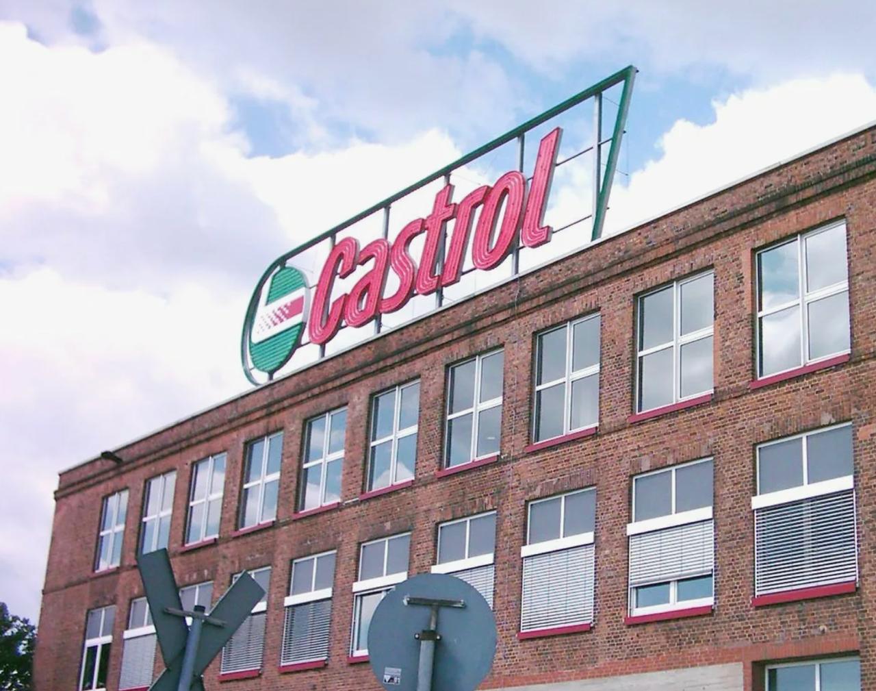 BP продаст 65 акций Castrol за 6 миллиардов американской инвестиционной фирме Stonepeak Partners Процесс продажи Castrol начался еще в феврале когда глава компании Мюррей Очинклосс уже в отставке представил стратегию реорганизации пообещав переориентироваться на нефтегазовую отрасль сократить расходы и уменьшить долг Ранее предполагали что Castrol может купить саудовская Aramco но что то пошло не так Покупатели оценивали бизнес в Castrol в 8 млрд а американцы решили рискнуть Возможно сыграла ставка на рост спроса на технологии охлаждения в секторе ИИ или политика по замедлению роста спроса на NEV в Европе и США В состав подразделения Castrol входят производители смазочных материалов для автомобилей и промышленности а также компания занимается разработкой технологий жидкостного охлаждения для центров обработки данных