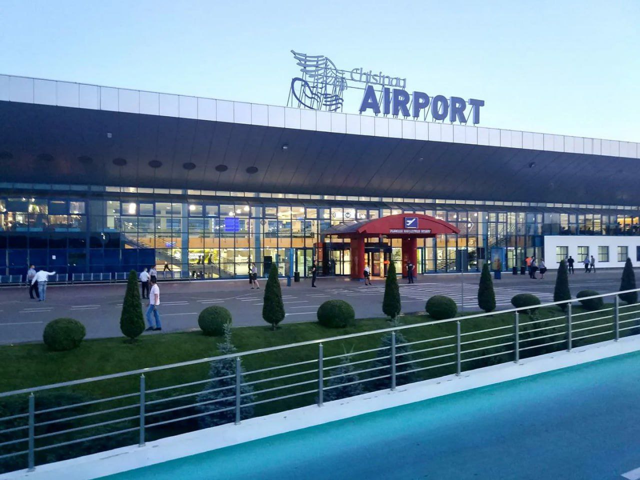 Кишинёвский аэропорт обслужил 5 миллионов пассажиров установив новый рекорд В Международном аэропорту Кишинёва состоялось торжественное мероприятие посвящённое достижению отметки в 5 миллионов обслуженных пассажиров Пятимиллионным пассажиром стала женщина прилетевшая из Франкфурта которая вернулась домой чтобы сделать сюрприз бабушке В честь знаменательного события ей вручили чемодан и два авиабилета В Министерство инфраструктуры и регионального развития отметили что достижение этого рекорда в 2025 году стало возможным благодаря инвестициям в модернизацию аэропорта расширению маршрутной сети и укреплению партнерства с авиакомпаниями MIR24MOLDOVA Подпишись