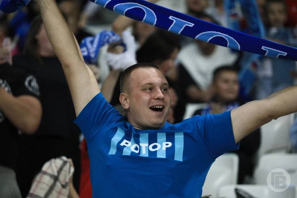 Волгоград Арена снова установила рекорд посещаемости матчей На игре Ротора и Торпедо присутствовало почти 20 тысяч зрителей Накануне 25 августа на стадионе Волгоград Арена прошел матч шестого тура Первой лиги между Ротором и Торпедо По данным ФНЛ этот матч стал рекордным по посещаемости в текущем сезоне На трибунах собралось 19 987 болельщиков На втором месте по количеству зрителей оказалась Екатеринбург Арена Там матч Урала против Волги привлек 13 427 человек Трибуны стадиона Факел в Воронеже собрали 9 578 болельщиков заняв третье место Стоит отметить что на стадионе Волгоград Арена уже прошли три матча Ротора и каждый из них установил рекорд посещаемости В третьем туре на игру пришло 15 838 человек а в четвертом 18 256 Важно упомянуть что две из этих встреч состоялись в понедельник Однако рабочие будни не помешали волгоградцам прийти на стадион и поболеть за любимую команду