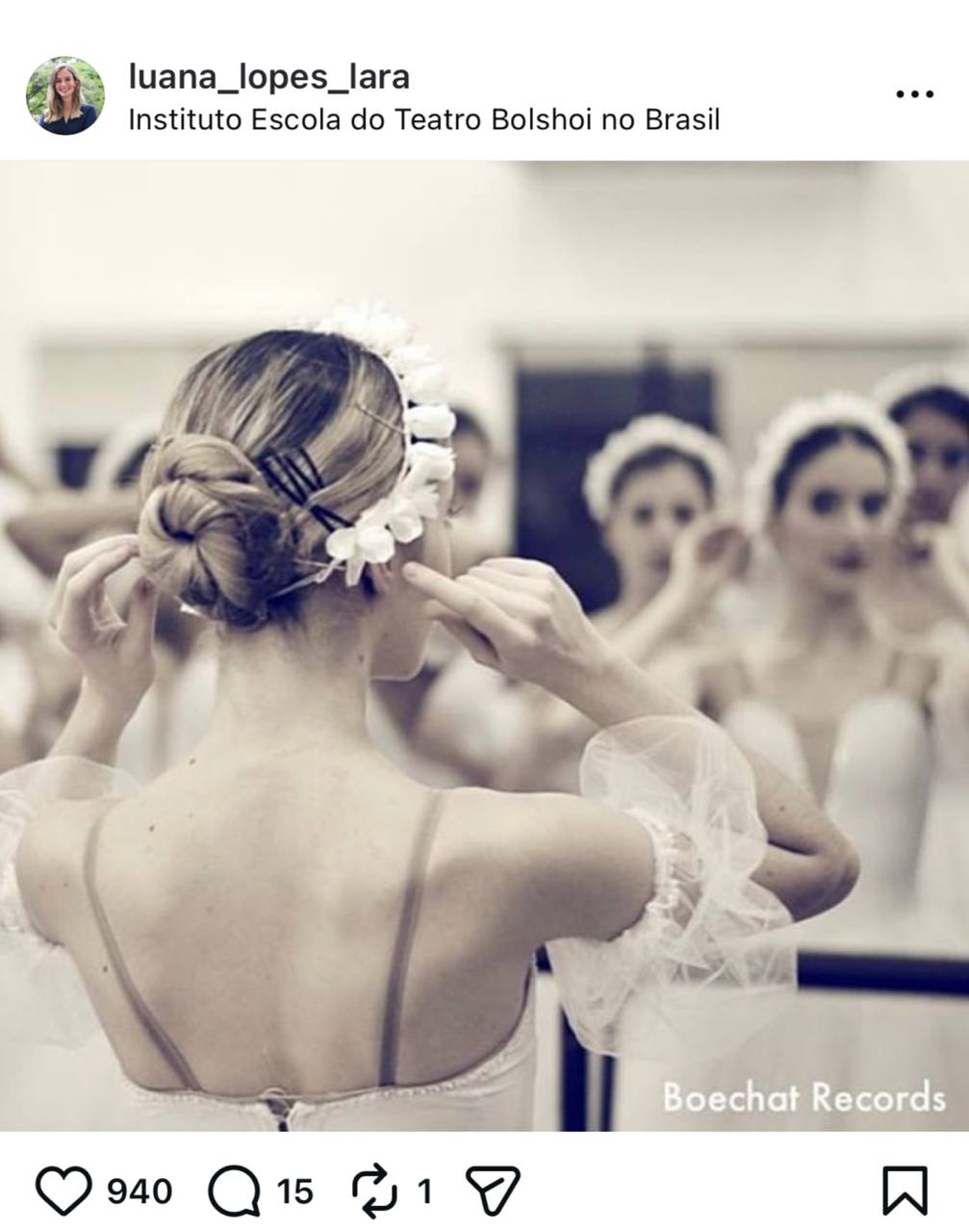 Так выглядит самая молодая self made миллиардерка во всяком случае так считает американский Forbes 29 летняя бразильянка Луана Лопес Лара заработала состояние в 1 3 миллиарда Родилась в семье преподавательницы математики и инженера электрика с детства занималась балетом в престижной театральной школе в Рио де Жанейро Некоторое время была профессиональной балериной в Австрии Но наука победила Луана сняла пачку и лебединые перышки собрала кучу медалей на олимпиадах по естественным наукам и двинула в США в MIT Там она учила информатику и математику параллельно стажируясь в финансовых гигантах вроде Bridgewater Citadel и Five Rings Capital В 2018 году у Луаны родилась идея Kalshi Вместе с соучредителем Tareком Мансуром она создала платформу для торговли прогнозами на реальные события от выборов до экономических показателей Компания прошла через длительные судебные споры для получения федеральных разрешений но в 2024 году выиграла ключевой иск против CFTC и получила право на регулируемую торговлю политическими прогнозами Недавний раунд инвестиций в 1 миллиард взвинтил оценку компании с 2 до 11 миллиардов Доля Луаны около 12 что и сделало её миллиардершей Она обогнала Люси Го из Scale AI которая раньше держала титул самой молодой У Луаны очень скромный и скудный запретграм одна балетная фотка пара официальных А жаль такая фактура