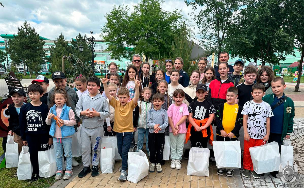 Экскурсии провело для детей УВД Тирасполя Сначала ребят повели в зоопарк в центре города. Мальчишки и девчонки с большим удовольствием угощали животных лакомствами, гладили и даже брали на руки Затем детей отвезли в столичную пожарную часть, где они могли почувствовать себя огнеборцами: примеряли шлемы, сидели в пожарной машине и даже включали сирену. Специалисты показали им, как тушат условный очаг и продемонстрировали мощные фонтаны из рукавов. Была прогулка в Екатерининском парке, после которой руководство столичной милиции преподнесло детям подарки. Пресс-центр МВД ПМР