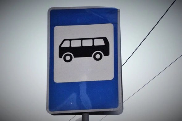 Администрация Владивостока в одностороннем порядке разорвала договор с компанией Каслар обслуживавшей маршрут 81 Маяк Енисейская Автовокзал Причина систематическое нарушение расписания и недостаток автобусов на линии Контракт стоимостью 2 5 млн рублей действовал с сентября однако обязательства фактически не выполнялись В день на маршрут выходило от одной до шести машин вместо положенных десяти Теперь мэрия готовит новый аукцион чтобы восстановить движение автобусов с Эгершельда Сроки пока не объявлены Подписывайтесь на РБК Восток