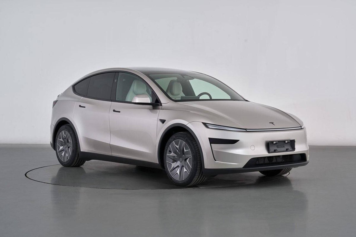Tesla выпустит для китайского рынка шестиместную Model Y L с тремя рядами сидений.  Машина поступит в продажу осенью 2025 года по цене около $41,7 тысячи. Будет ли она продаваться в других регионах, неизвестно  vc.ru/transport/2104102