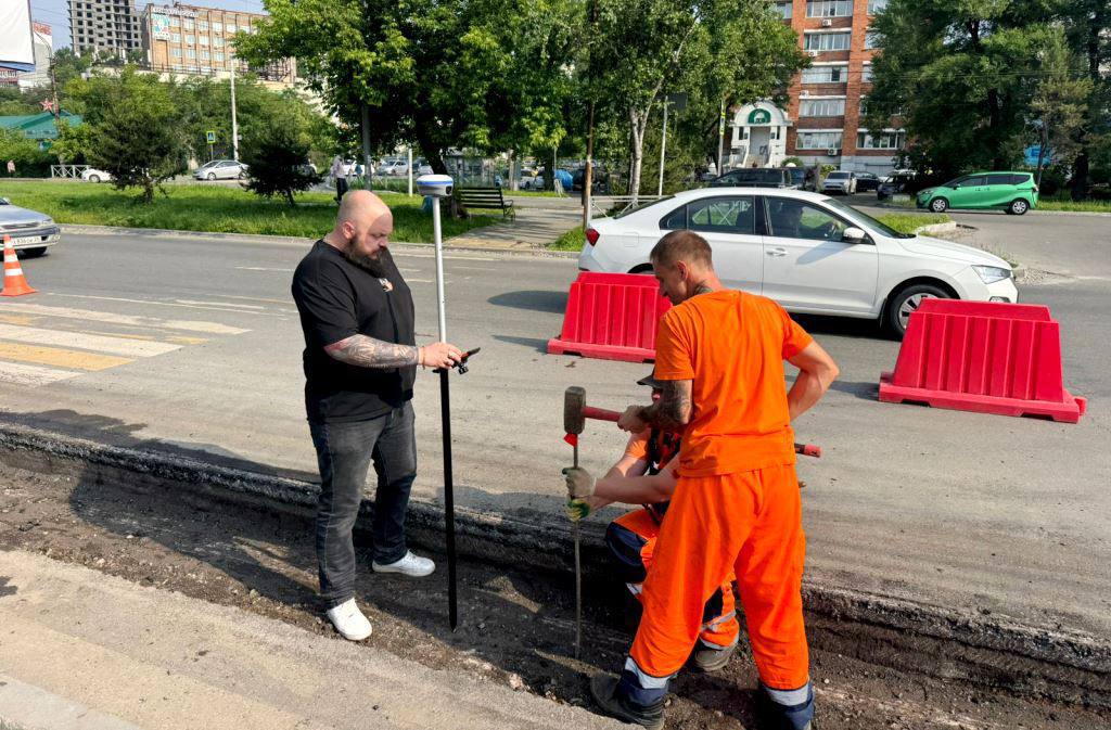 Во Владивостоке начался ремонт на перекрёстке Русской и 100-летия На перекрёстке улицы Русской и проспекта 100-летия Владивостока стартовали дорожные работы. К реконструкции подключилась муниципальная служба «Содержание городских территорий», которая теперь выступает в роли субподрядчика. Представители управления дорог и генподрядчик уладили все разногласия, благодаря чему муниципальные специалисты смогли приступить к ремонту. Сейчас на участке снимают старый асфальт вблизи бордюров и готовят основание для установки нового бордового камня. Работы ведутся на отрезке от пересечения Русской и Кирова в сторону проспекта 100-летия Владивостока. А что еще произошло? ЗАБРАТЬ СЕРТИФИКАТ