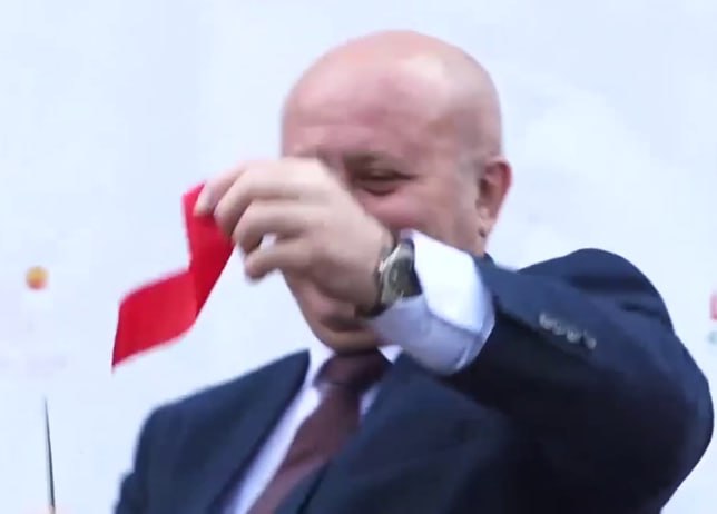  Мэр Хабаровска Сергей Кравчук торжественно разрезал ленточку на новостройках по улице Герцена. Здесь в 4-х десятиэтажках будут жить молодые семьи. Семьи с детьми! При этом градоначальник как-то технично обошел стороной вопрос: а где же будут учиться дети новоселов? В переполненной без меры 56-й школе? Так там уже две смены. Третью смену вводить собирается? А о чем же думал градоначальник, когда выдавал своей же собственной муниципальной фирме "ЦИТ" разрешения на строительство жилых домов на месте бывшего кинотеатра? Уж явно не о детях..