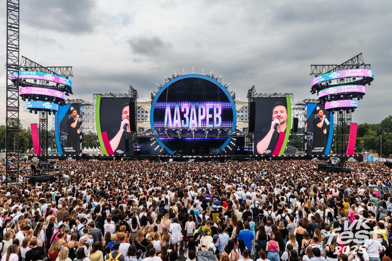 VK Fest побил рекорд России по числу артистов на сцене.  295 музыкантов и коллективов выступили за лето на фестивале — такого в стране ещё не было.  Книга рекордов России официально зафиксировала достижение сегодня в «Лужниках»    Прямой эфир