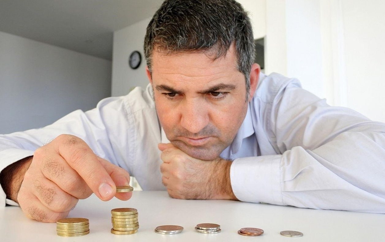 Каждый третий россиянин ощущает нехватку денег сильнее чем год назад Более половины опрошенных живут на средства которых хватает только на базовые расходы а почти треть не имеет накоплений сообщили в Ренессанс страхование Около 50 могут сэкономить не более 10 тыс рублей в месяц и лишь 11 свыше 20 тыс Люди массово отказываются от поездок отпусков и других необязательных трат а почти 40 заморозили ремонт и каждый пятый покупку автомобиля Развлечения пока удерживаются в топ 3 затрат 24 опрошенных отнесли их к основным тратам Больше денег россияне тратят только на покупку продуктов 40 и оплату коммунальных услуг 34 В топ 5 регулярных расходов также вошли покупка одежды и обуви и оплата медицинских услуг fatcat18