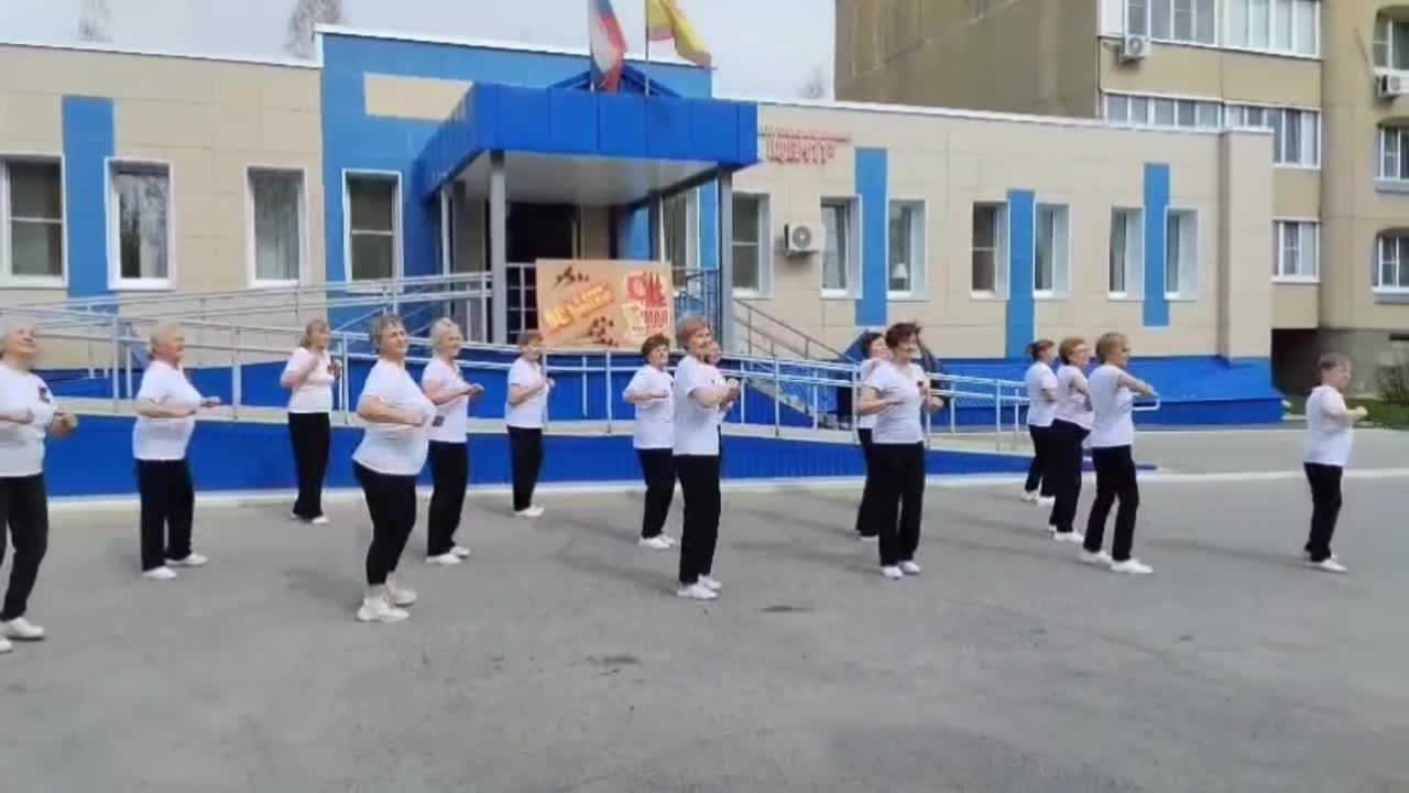 Флешмобы в Уссурийске и Ялте: танцы в честь Дня Победы