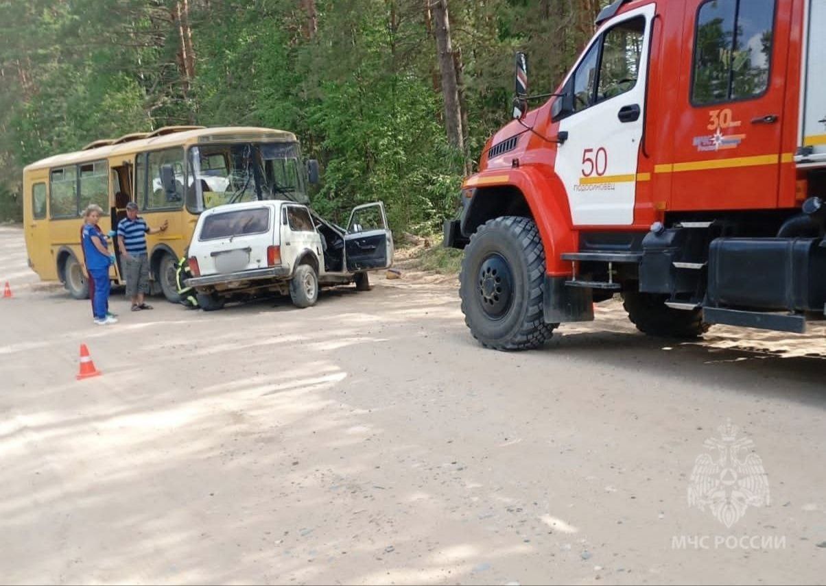 В Подосиновском районе автобус столкнулся с легковым автомобилем. Авария произошла сегодня  на 29 км автодороги "Подосиновец-Пинюг". Водитель "Нивы" погиб. В автобусе никто не пострадал.