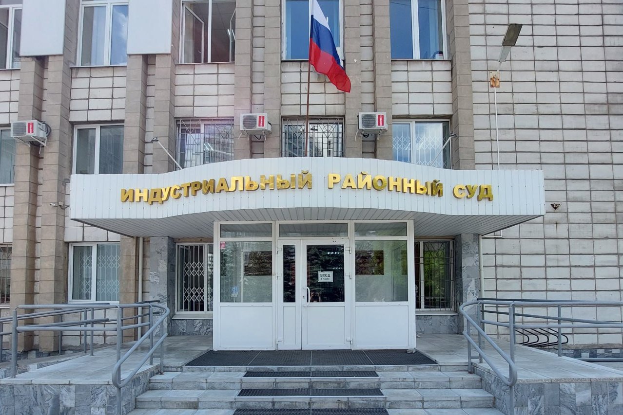 Суд в Перми обязал психиатрическую больницу и владельца автомобиля выплатить 1 5 млн рублей за гибель подростка в ДТП В результате трагического ДТП произошедшего в Перми весной 2022 года погибла 16 летняя девушка Автомобиль совершивший наезд на пешеходов на зебре оказался угнанным Его взял нетрезвый 47 летний мужчина который без труда проник в салон так как машина была не заперта а ключи находились в замке зажигания  По данному факту возбуждено уголовное дело по признакам преступлений предусмотренных ч 1 ст 166 УК РФ п а ч 4 ст 264 УК РФ Постановлением Индустриального районного суда г Перми уголовное дело в отношении самого угонщика было прекращено он был признан невменяемым и отправлен на принудительное лечение Мать погибшей обратилась за компенсацией морального вреда  Суд согласился с тем что трагедии можно было избежать если бы владелец автомобиля выполнил свои обязанности и обезопасил машину Владелец нарушил ПДД оставив ключи в салоне что позволило постороннему лицу беспрепятственно угнать автомобиль и совершить ДТП со смертельным исходом  С учетом степени вины каждого из ответчиков в причинении нравственных страданий родителя в связи со смертью дочери с филиала Чайковский ГБУЗ ПК Краевая клиническая психиатрическая больница являющегося законным представителем недееспособного суд взыскал компенсацию морального вреда в размере 1 200 000 рублей с водителя угнанного автомобиля 300 000 рублей Заочное решение не вступило в законную силу и может быть обжаловано