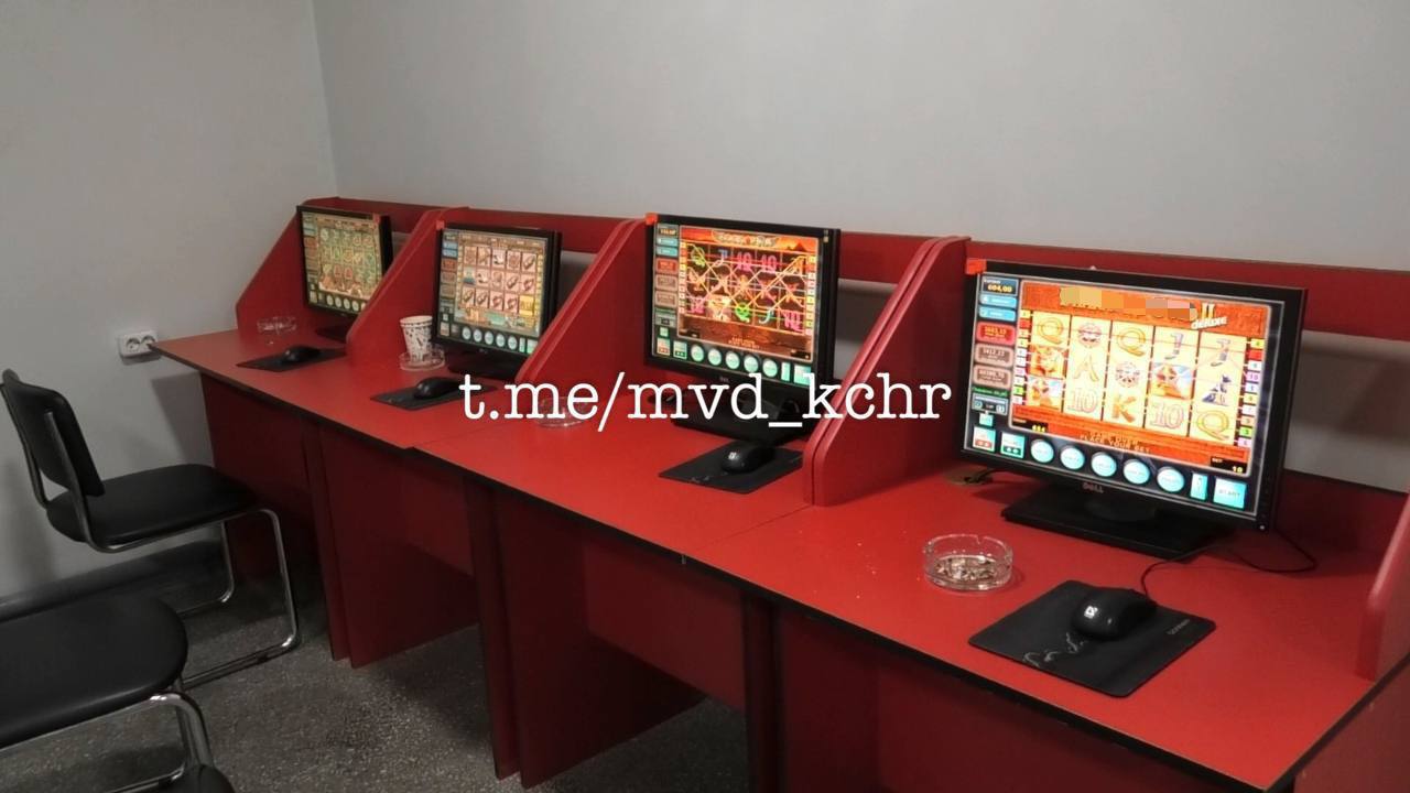 2 года принудительных работ и 300 тысяч рублей штраф В Черкесске осудили местного жителя за незаконные азартные игры Суд признал достаточными доказательства собранные следственным отделом по г Черкесску СУ СК РФ по КЧР Следствие установило что в июне 2025 года мужчина арендовал помещение установил там компьютерную технику и незаконно скопировал программное обеспечение азартных игр Он предоставлял услуги по их проведению до августа когда его деятельность пресекли сотрудники МВД Вину подтвердили показания свидетелей и результаты компьютерных и других экспертиз Суд приговорил его к двум годам принудительных работ и штрафу в 300 тыс рублей Приговор пока не вступил в силу