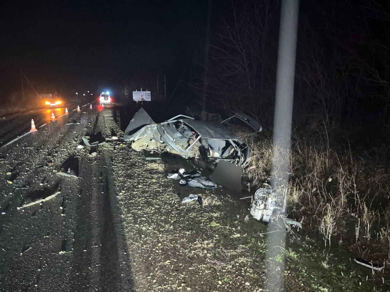 ‼ В ДТП в Северском районе погибли несовершеннолетняя девушка и 2 мужчин  Сегодня в 02:45 на трассе "Ставропольская-Григорьевская-Крепостная", 29-летний водитель ВАЗ-2114 не выбрал безопасную скорость движения, не справился с управлением, съехал с дороги и опрокинулся.   В результате ДТП на месте скончались водитель и 2 пассажира автомобиля ВАЗ-2114 мужчина 24 лет и девушка 16 лет. Девушка-пассажир 25 лет доставлена в медицинское учреждение с травмами различной степени тяжести.   ЧП Краснодара и края