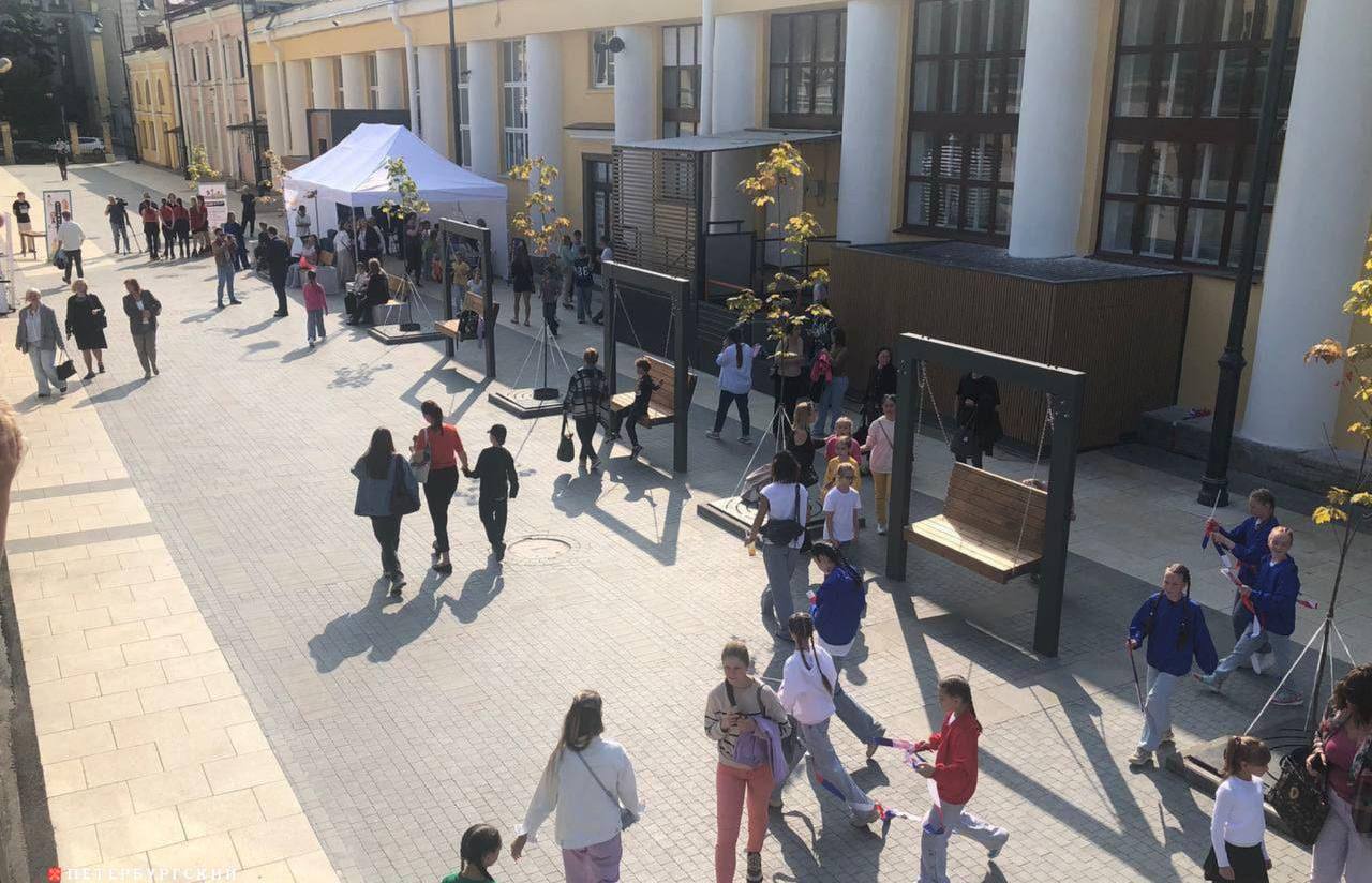 У Василеостровского рынка появилась новая пешеходная зона Новое общественное пространство украсили шесть кленов В хорошую погоду здесь можно покачаться на трех качелях или посидеть и отдохнуть на скамейках Для любителей передвигаться на велосипедах смонтировали шесть велопарковок Василеостровский РК ostrova peterburga