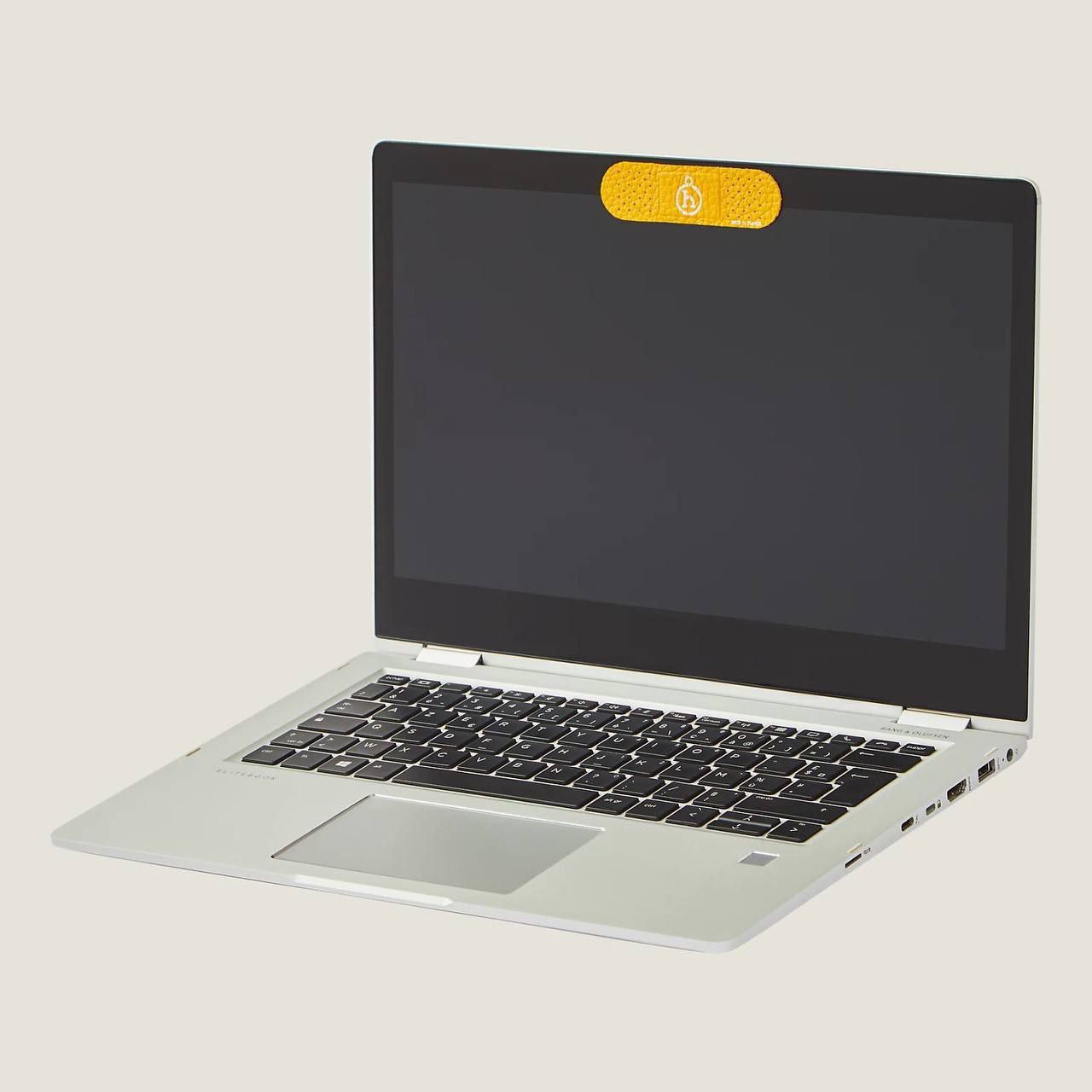 Пластыри за 15 тысяч рублей для заклеивания камеры ноутбука начал продавать бренд Hermes businesstodayy