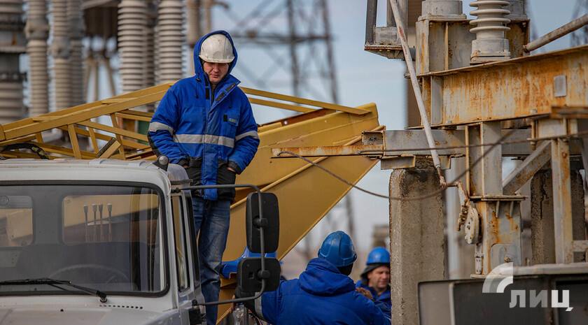 Более 4,8 млрд руб. было направлено на восстановление и развитие энергетического комплекса ЛНР за два года. Об этом в ходе правительственного часа в Народном Совете сообщил и.о. министра топлива, энергетики и угольной промышленности ЛНР Константин Роговенко.  «В рамках реализации мероприятий Программы социально-экономического развития Луганской Народной Республики за 2023–2024 годы на восстановление и развитие энергетического комплекса республики было направлено более 4,8 млрд руб.», — сказал он.  Роговенко отметил, что в рамках запланированных мероприятий были восстановлены системы оперативного постоянного тока, заменено оборудование на подстанциях и силовых трансформаторах, включая те, которые пострадали во время боевых действий.