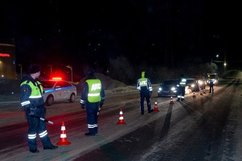 Водитель и пассажир УАЗа пострадали в ДТП с грузовиком на дороге Пиренга-Ковдор  В ночь на вторник, 24 декабря, произошло ДТП в районе 1-го километра автодороги Пиренга-Ковдор. В 23.25 52-летний житель Ленинградской области на автомобиле УАЗ ехал из Ковдора в сторону к федеральной автодороге Р-21 «Кола». Он неверно выбрал безопасную скорость движения и, потеряв контроль над управлением, наехал на остановившийся из-за технической неисправности грузовой автомобиль  рефрижератор  Isuzu.  В результате ДТП и водитель отечественной легковушки, и его 70-летний пассажир получили телесные повреждения, с которыми госпитализированы в ближайшее медицинское учреждение.  Как сообщал "Би-порт", в эти же сутки один человек пострадал в боковом столкновении иномарки и грузовика под Полярными Зорями.  Фото: Екатерина Громова/архив