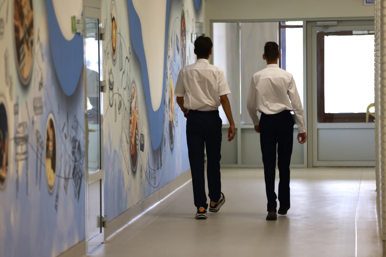 В Татарстане школьники с 2026 года смогут сдавать только два ОГЭ При этом желающие продолжать обучение в старшей школе должны будут по прежнему сдавать 4 экзамена Соответствующий законопроект правительство внесет в Госдуму Благодаря упрощенной системе поступления количество бюджетных мест в колледжах увеличится а неуспевающих станет меньше Вечерка в MAX в Telegram