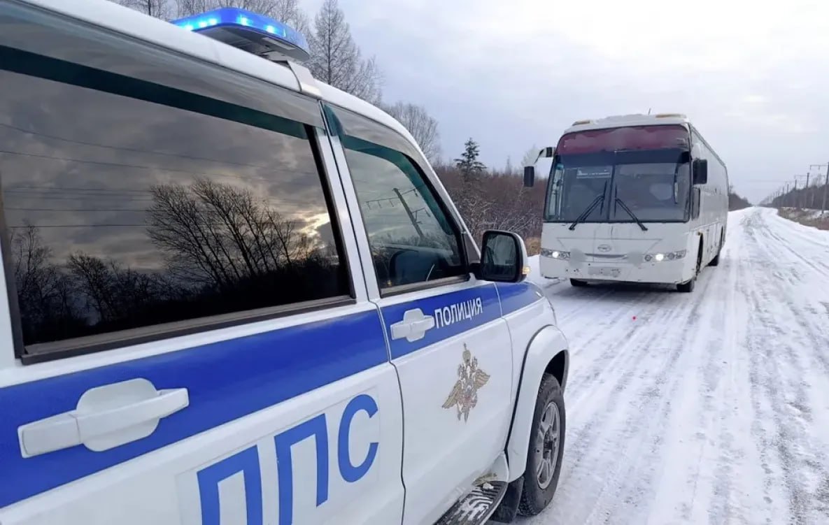 Две автомашины ДПС не поделили дорогу в центре Хабаровска Ночью 29 декабря в Хабаровске столкнулись два автомобиля ДПС которые преследовали нарушителя Сотрудники полиции на улице Серышева попытались остановить Тойоту Приус но 35 летний водитель требование проигнорировал и попытался скрыться Экипаж стал его преследовать и запросил поддержку На пересечении Запарина и Муравьева Амурского два экипажа столкнулись Сотрудников осмотрела скорая помощь существенных травм они не получили Нарушителя задержали на Амурском бульваре Водитель с признаками опьянения от освидетельствования отказался Ранее он был лишен водительских прав Нарушителя доставили в отдел полиции На него составили протоколы по двум статьям управление транспортным средством водителем лишенным прав часть 2 статьи 12 7 КоАП РФ и неповиновение законному требованию сотрудника полиции часть 1 статьи 19 3 КоАП РФ Сейчас рассматривается вопрос о возбуждении уголовного дела по статье 264 1 УК РФ за управление в нетрезвом виде лицом уже имеющим административное наказание todaykhv