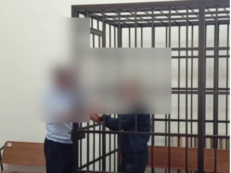 Пьяная волжанка напала на полицейского и стала фигуранткой уголовного дела.  Утром в воскресенье 10 августа сотрудники полиции общались с 26-летней местной жительницей в приемном покое больницы. Нетрезвая ранее уже не раз судимая женщина при проведении административных процедур повела себя агрессивно.  Она замахнулась ножницами на одного из полицейских, отказалась их отдать, а потом расцарапала руку другому и укусила его за ногу.  Буйную волжанку заключили под стражу по решению суда. Возбуждено уголовное дело по признакам покушения на применение насилия, опасного для жизни и здоровья, в отношении представителей власти в связи с использованием ими своих должностных обязанностей.    Прокуратура