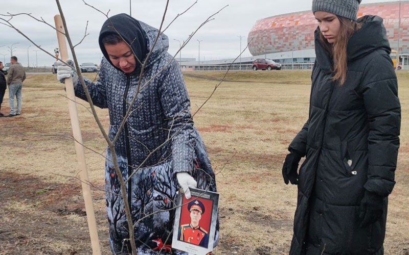 Семьи ветеранов СВО и активисты молодежных движений под эгидой администрации города и содействии филиала фонда «Защитники Отечества» высадили 53 липы в районе стадиона «Мордовия Арена».  Временно исполняющий обязанности главы Саранска Владимир Быков обратился к присутствующим с приветствием и подчеркнул, что каждое дерево символизирует поддержку наших ветеранов:  «Это внимание воинам и семьям защитников Отечества». На аллее у стадиона «Мордовия Арена» уже асфальтирована пешеходная дорожка, а в следующем году будут установлены скамейки для отдыха горожан.  «Сегодня произошло историческое событие. Такие аллеи нужны, чтобы люди помнили и знали: есть среди нас, мирно живущих, герои, которые сегодня защищают нашу страну. Дети вместе с нами сажали деревья и обещали за ними ухаживать. Это ценно и это значит, у нашей страны есть будущее», — уверен ветеран спецоперации Георгий Бабаджанов.