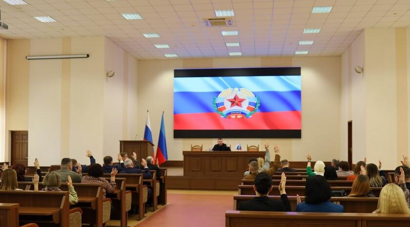 Поступления в бюджет ЛНР в минувшем году составили более 165 млрд руб., плановые показатели перевыполнены. Об этом в ходе публичных слушаний по проекту закона «Об исполнении бюджета ЛНР за 2024 год» сообщил министр финансов Республики Евгений Мануйлов. «В 2024 году в бюджет Луганской Народной Республики поступили 165,3 млрд руб. — это 103,2% от плановых показателей, что на 5,1 млрд руб. больше уточненных показателей», — проинформировал он. Наибольший объем в сумме налоговых и неналоговых доходов бюджета Республики составляют налоговые доходы — 93,2%.