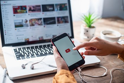 YouTube перестанет работать на миллионах iPhone Корпорация Google прекратила поддержку приложения YouTube для ряда популярных смартфонов Apple. На это обратило внимание издание MacRumors. IT-гигант обновил приложение iOS до версии 20. 22. 1 — теперь для установки программы необходимо наличие iOS 16 или более поздней версии операционной системы ОС . Также оказалось, что несколько старых моделей iPhone после обновления не будут запускать приложение видеохостинга. Это аппараты, обновление которых остановилось на версии iOS 15 — iPhone 6s, iPhone 6s Plus, iPhone 7, iPhone 7 Plus и iPhone SE первого поколения. Также сервис нельзя будет запустить на плеере iPod touch 7. Аналогичным образом приложение YouTube не будет работать на планшетах, не поддерживающих iPadOS 16 — видеохостинг перестанет запускаться на iPad Air 2 и iPad mini 4. По словам журналистов, описанными устройствами могут продолжать пользоваться миллионы клиентов Apple.