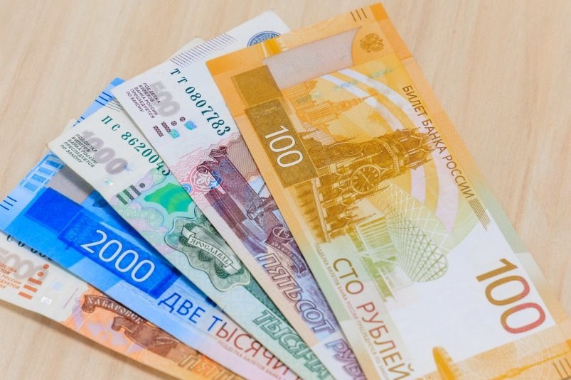 Фальшивки атакуют Приморье В крае резко выросло количество поддельных банкнот за третий квартал 2025 года банки региона выявили 19 фальшивок что почти втрое больше чем за аналогичный период прошлого года Среди подделок 16 пятитысячных и три тысячных купюры сообщили в пресс службе Дальневосточного ГУ Банка России На фоне общего роста фальшивок в ДФО где за тот же период обнаружили 47 поддельных банкнот Приморье выделяется особенно Более 70 всех выявленных подделок пятитысячные купюры а также несколько тысячных и одна двухтысячная Кроме того банки нашли три фальшивые иностранные банкноты доллары США и китайские юани Для сравнения во втором квартале 2025 года в Приморье было выявлено 14 поддельных банкнот из которых девять пятитысячные Эксперты советуют жителям региона быть внимательнее при расчётах наличными особенно с крупными купюрами Фото Евгений Кулешов PrimaMedia dvved