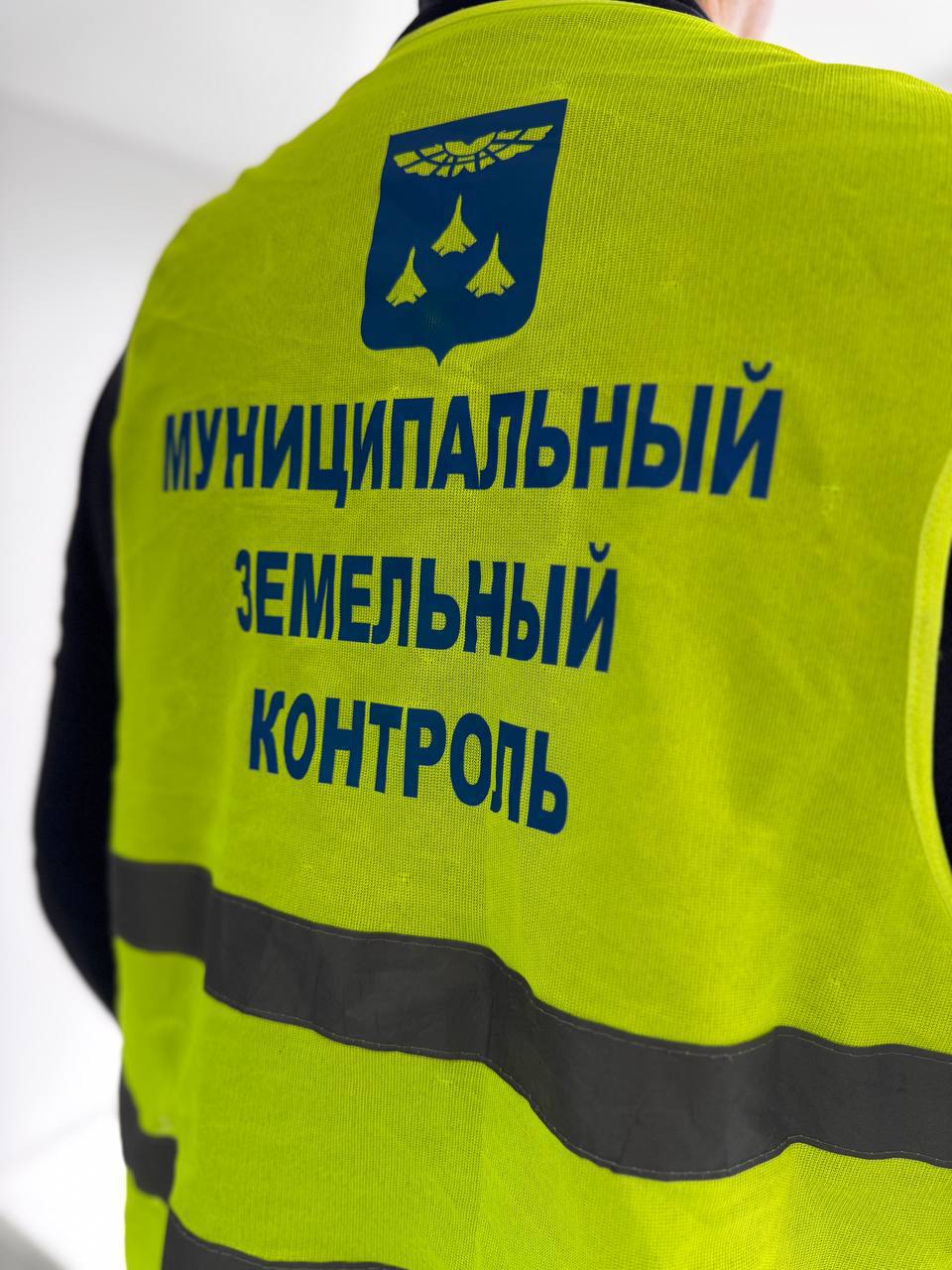 В Жуковском продолжаются работы по пресечению нарушений земельного законодательства в частности выявляются самозахваты участков и их нецелевое использование С начала 2025 года в городе провели более 1000 проверок За это время было выявлено порядка 40 нарушений Помимо этого вынесено 26 предостережений о недопустимости нарушения законодательства и выдано 14 предписаний об устранении нарушений Все материалы в отношении 201 земельного участка направлены для пересмотра кадастровой стоимости с учетом стоимости выявленных на них незарегистрированных объектов Напомним что по итогам работы муниципального земельного контроля в прошлом году бюджет города Жуковский дополнительно получил более 2 6 млн рублей По итогам текущего года ожидается увеличение дополнительных поступлений в бюджет в два раза Pak Andronik Жуковский